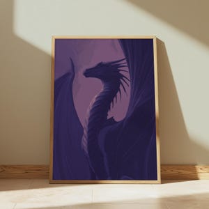 Puede incluir: Una impresi&oacute;n art&iacute;stica enmarcada que presenta un majestuoso drag&oacute;n p&uacute;rpura. La obra de arte muestra al drag&oacute;n con alas extendidas y detalles texturizados. El fondo degradado suave realza el efecto dram&aacute;tico.