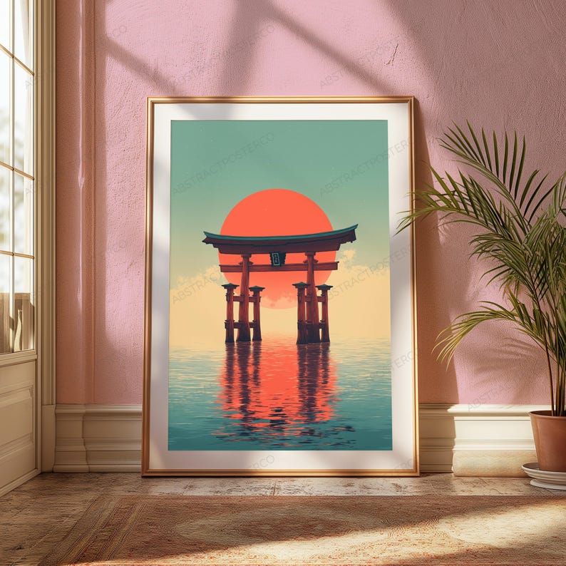 K&ouml;nnte beinhalten: Ein gerahmter Kunstdruck, der ein rotes Torii-Tor in ruhigem Wasser vor einer gro&szlig;en, leuchtend orangefarbenen Sonne zeigt. Die Szene ist vor einem sanften blaugr&uuml;nen Himmel dargestellt, wobei sich das Tor und die Sonne im Wasser spiegeln.