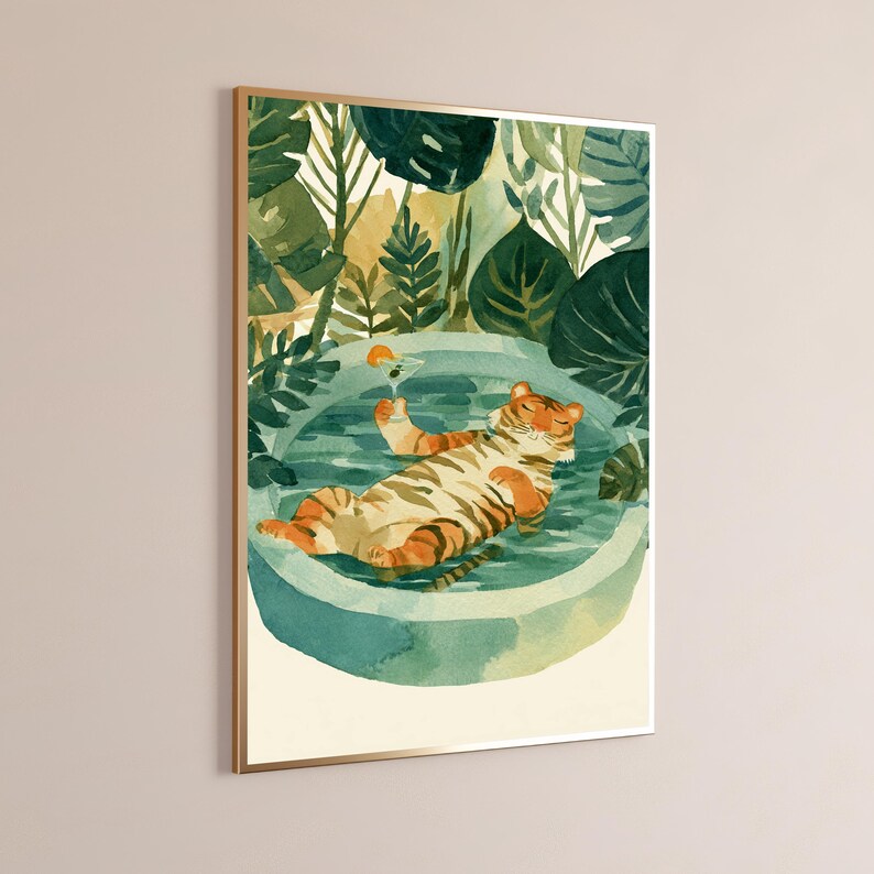 Peut inclure: Une impression d'art mural encadr&eacute;e repr&eacute;sentant une illustration &agrave; l'aquarelle d'un tigre ray&eacute; orange et noir flottant dans une piscine turquoise ronde, tenant un verre &agrave; martini avec une tranche d'orange, entour&eacute; de grandes feuilles tropicales vertes.