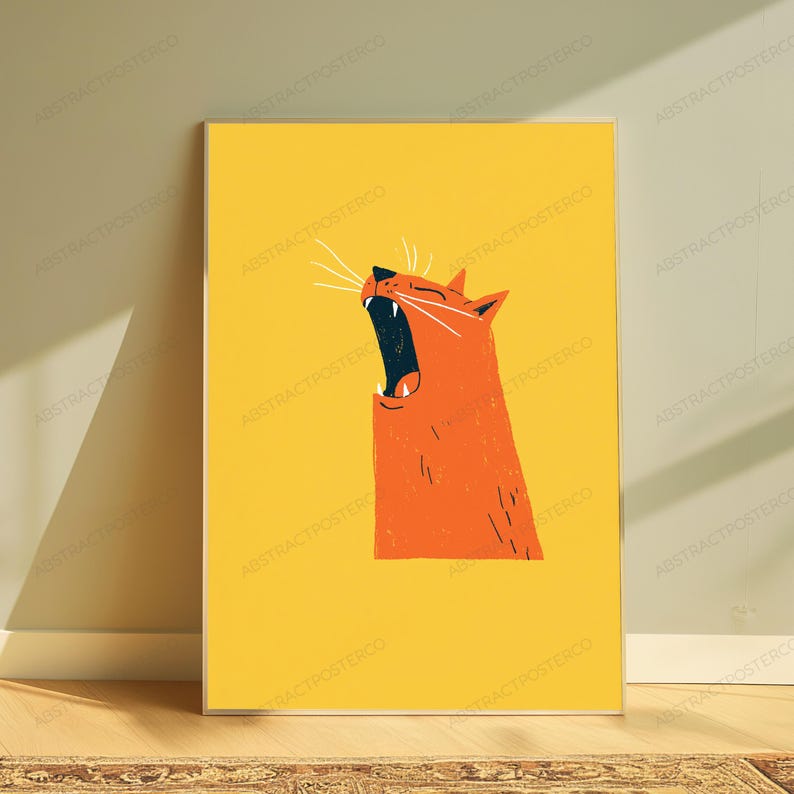 Pode incluir: Uma impress&atilde;o de arte de parede retangular com um gato laranja estilizado num fundo amarelo s&oacute;lido. O gato &eacute; representado de perfil com a boca bem aberta num bocejo, revelando um interior escuro e dentes brancos vis&iacute;veis, com bigodes finos.