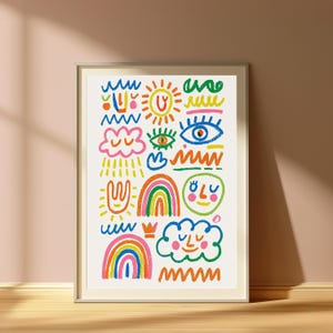 Pu&ograve; includere: Una stampa artistica da parete incorniciata con sfondo bianco che presenta scarabocchi colorati disegnati a mano, tra cui arcobaleni, nuvole, soli, occhi e volti in tonalit&agrave; blu, rosa, verde, arancione e giallo, disposti a griglia.