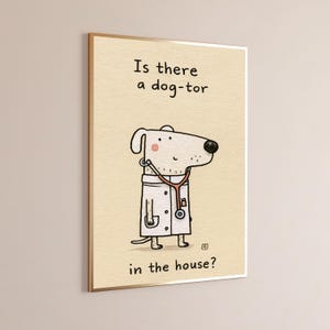 K&ouml;nnte beinhalten: Ein gerahmter Wandkunstdruck auf hellbeigem Hintergrund mit einem Cartoon-Hund als Arzt in einem wei&szlig;en Laborkittel mit Stethoskop. Der Text oben lautet Is there a dog-tor und der Text unten in the house? in schwarzer Schrift.