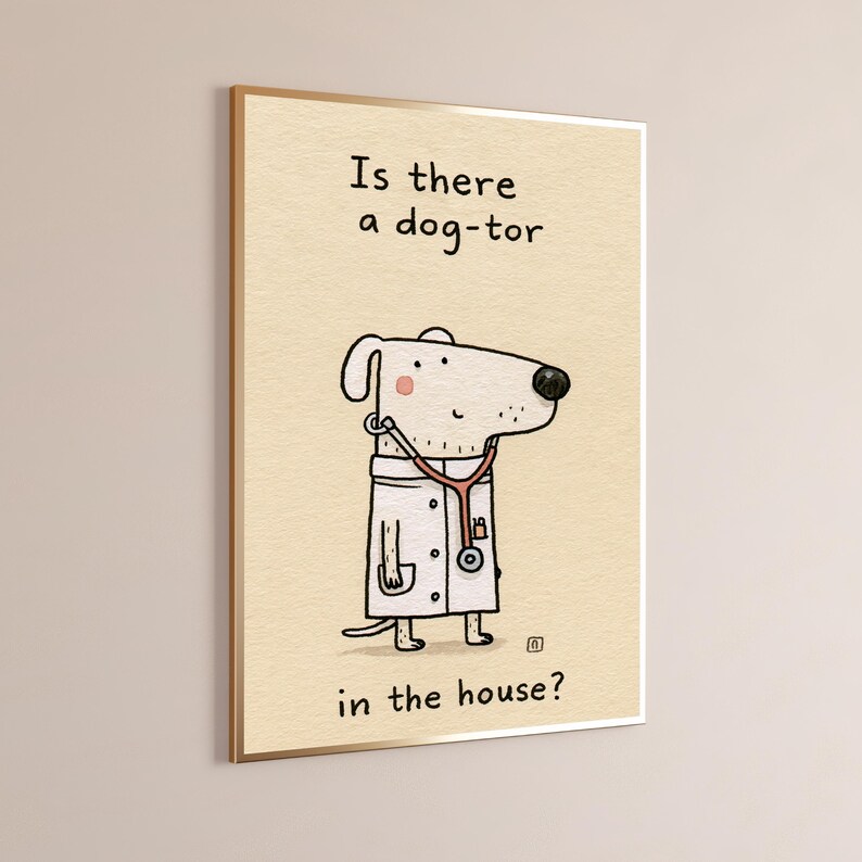 K&ouml;nnte beinhalten: Ein gerahmter Wandkunstdruck auf hellbeigem Hintergrund mit einem Cartoon-Hund als Arzt in einem wei&szlig;en Laborkittel mit Stethoskop. Der Text oben lautet Is there a dog-tor und der Text unten in the house? in schwarzer Schrift.