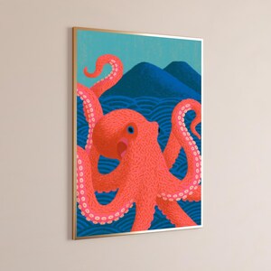 Puede incluir: Una impresi&oacute;n de arte mural enmarcada que presenta un pulpo de color rosa coral vibrante con piel texturizada y ventosas, posicionado frente a olas oce&aacute;nicas estilizadas de color azul oscuro y dos picos de monta&ntilde;a azul oscuro sobre un cielo azul claro.
