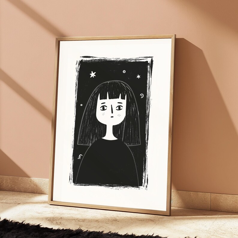 Pu&ograve; includere: Una stampa artistica incorniciata in bianco e nero che raffigura l'illustrazione stilizzata di una persona con capelli alle spalle e frangia. La figura &egrave; centrata all'interno di un bordo rettangolare nero decorato con piccole stelle e cerchi bianchi.