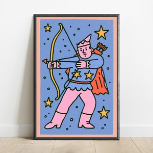Puede incluir: Una l&aacute;mina art&iacute;stica enmarcada con la ilustraci&oacute;n estilizada de una figura con gorro rosa, pantalones rosas y t&uacute;nica azul con estrellas amarillas, sosteniendo un arco y una flecha amarillos. El fondo es azul con estrellas y un borde color melocot&oacute;n.