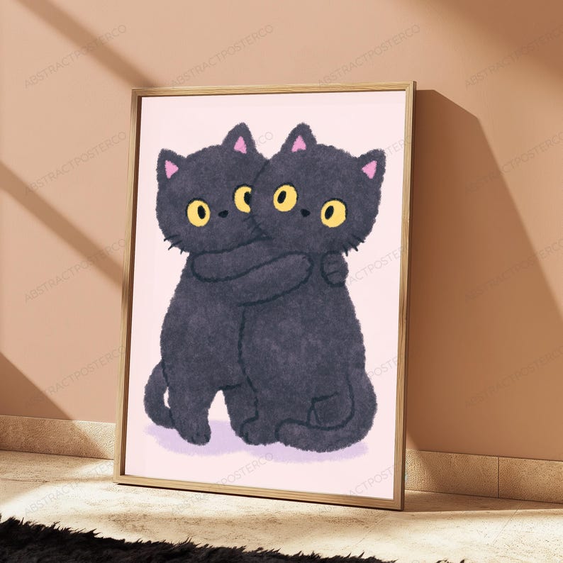 Pode incluir: Uma impress&atilde;o de arte de parede retangular emoldurada com uma ilustra&ccedil;&atilde;o digital de dois gatos pretos fofos com grandes olhos amarelos e orelhas cor-de-rosa, de p&eacute; lado a lado e abra&ccedil;ando-se contra um fundo rosa claro s&oacute;lido.