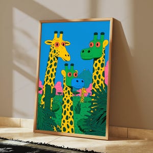 Puede incluir: Una impresi&oacute;n de arte mural enmarcada que presenta una ilustraci&oacute;n vibrante de cuatro jirafas en un paisaje estilizado. Las jirafas tienen cuerpos amarillos con manchas oscuras, y algunas tienen caras verdes o azules con grandes ojos naranjas.