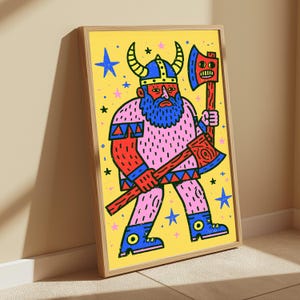 K&ouml;nnte beinhalten: Ein gerahmter Kunstdruck mit einer Cartoon-Illustration eines Wikingers mit blauem Bart und geh&ouml;rntem Helm, der eine rote Axt h&auml;lt. Die Figur ist vor einem hellgelben Hintergrund platziert, der mit blauen und rosa Sternen verziert ist.