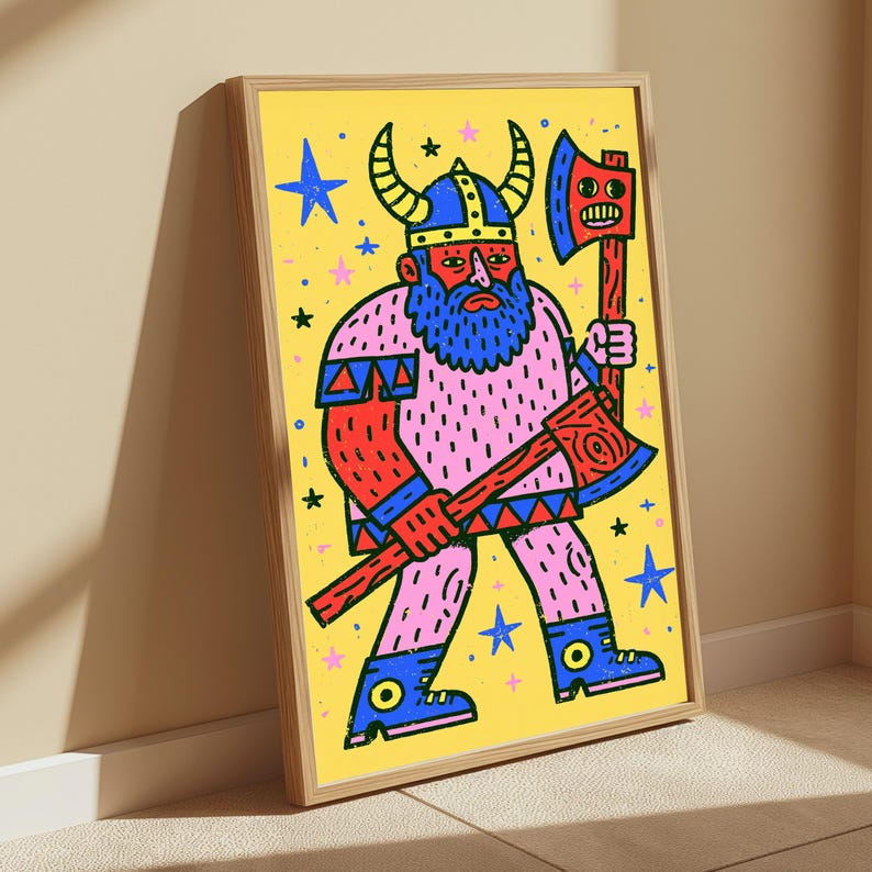 K&ouml;nnte beinhalten: Ein gerahmter Kunstdruck mit einer Cartoon-Illustration eines Wikingers mit blauem Bart und geh&ouml;rntem Helm, der eine rote Axt h&auml;lt. Die Figur ist vor einem hellgelben Hintergrund platziert, der mit blauen und rosa Sternen verziert ist.