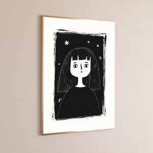 Pu&ograve; includere: Una stampa artistica incorniciata con un'illustrazione in bianco e nero di una persona con capelli alle spalle e frangia. La figura &egrave; centrata all'interno di un bordo rettangolare nero testurizzato decorato con piccole stelle e cerchi bianchi.