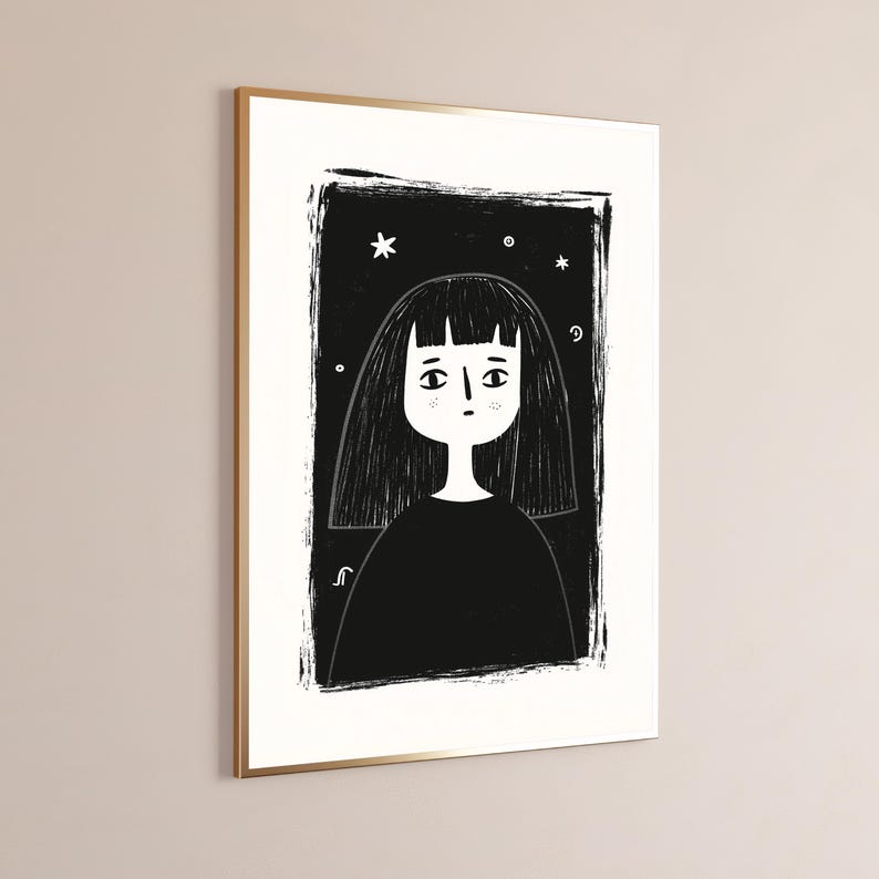 Pu&ograve; includere: Una stampa artistica incorniciata con un'illustrazione in bianco e nero di una persona con capelli alle spalle e frangia. La figura &egrave; centrata all'interno di un bordo rettangolare nero testurizzato decorato con piccole stelle e cerchi bianchi.