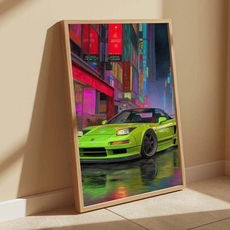 Puede incluir: Una impresi&oacute;n de arte mural enmarcada que muestra un coche deportivo de color verde lima brillante aparcado en una calle mojada por la noche. El fondo muestra una vibrante escena urbana con letreros de ne&oacute;n brillantes en tonos rojo, azul y amarillo.