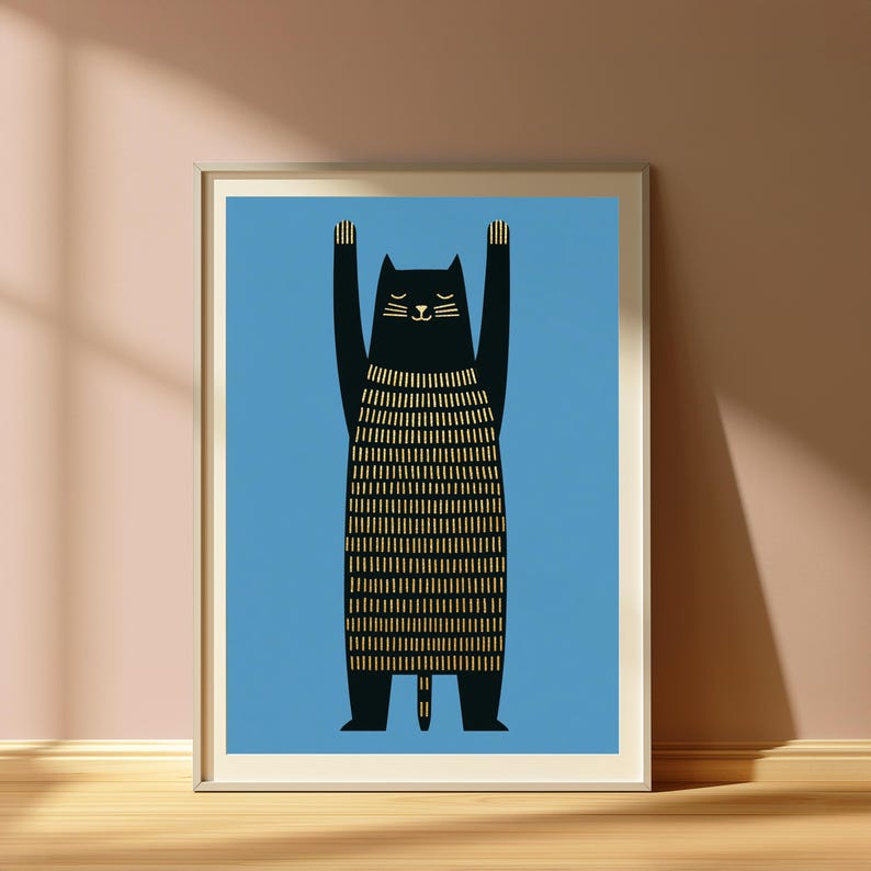 Op de afbeelding: Een ingelijste muurkunstprint met een gestileerde zwarte kat met opgeheven armen tegen een effen blauwe achtergrond. De kat heeft een goudkleurig patroon van verticale streepjes op het lichaam en goudkleurige gelaatstrekken, waaronder ogen, neus en snorharen.