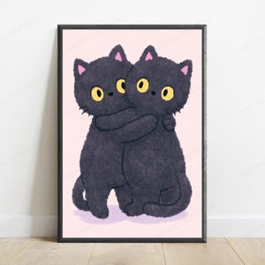 Pode incluir: Uma impress&atilde;o de arte de parede emoldurada com uma ilustra&ccedil;&atilde;o digital de dois gatos pretos fofos com grandes olhos amarelos e orelhas cor-de-rosa, abra&ccedil;ando-se contra um fundo rosa claro s&oacute;lido. Os gatos t&ecirc;m uma apar&ecirc;ncia macia e texturizada.