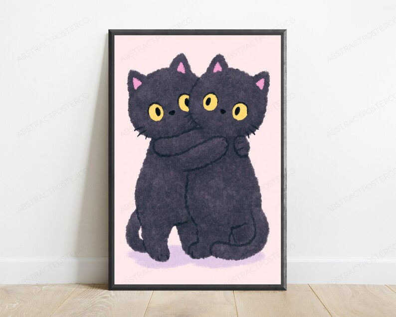 Pode incluir: Uma impress&atilde;o de arte de parede emoldurada com uma ilustra&ccedil;&atilde;o digital de dois gatos pretos fofos com grandes olhos amarelos e orelhas cor-de-rosa, abra&ccedil;ando-se contra um fundo rosa claro s&oacute;lido. Os gatos t&ecirc;m uma apar&ecirc;ncia macia e texturizada.
