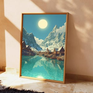 Puede incluir: Una impresi&oacute;n art&iacute;stica enmarcada que representa un sereno paisaje monta&ntilde;oso con un sol brillante, picos nevados y un lago turquesa que refleja la escena. Edificios de madera bordean la orilla, creando una escena de pueblo tranquila. El marco es de madera clara.