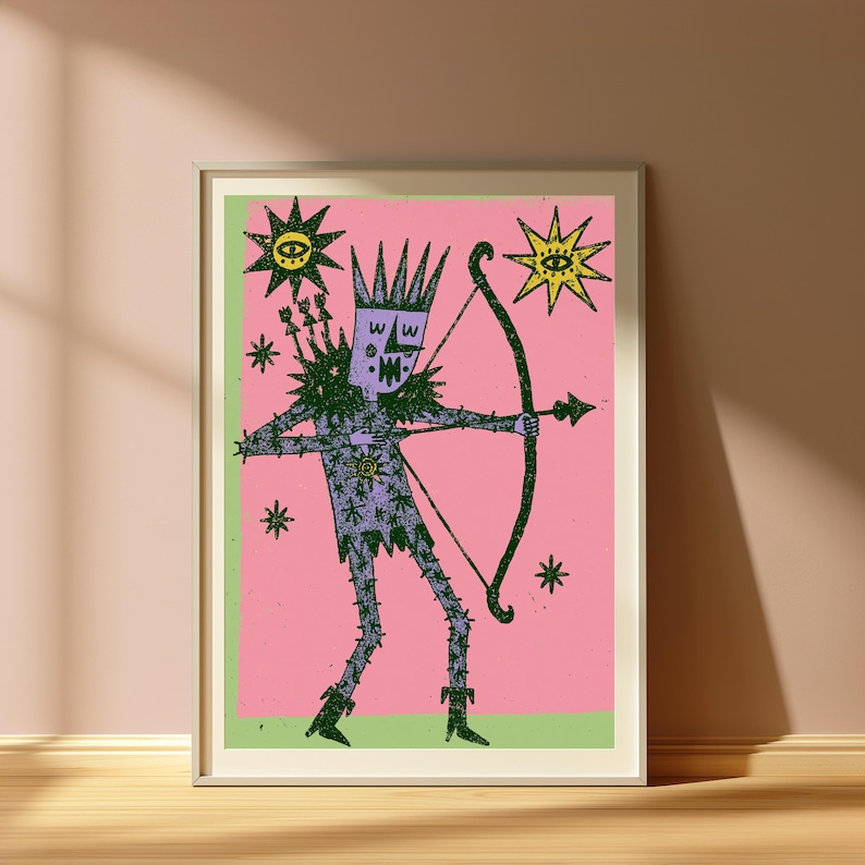 K&ouml;nnte beinhalten: Ein gerahmter Kunstdruck mit einer violetten Figur mit Krone, die einen Bogen und einen Pfeil h&auml;lt. Die Figur ist mit dunkelgr&uuml;nen Sternmustern auf rosa Hintergrund bedeckt. Zwei gelbe Sonnen mit Augen und kleine gr&uuml;ne Sterne umgeben die Figur.