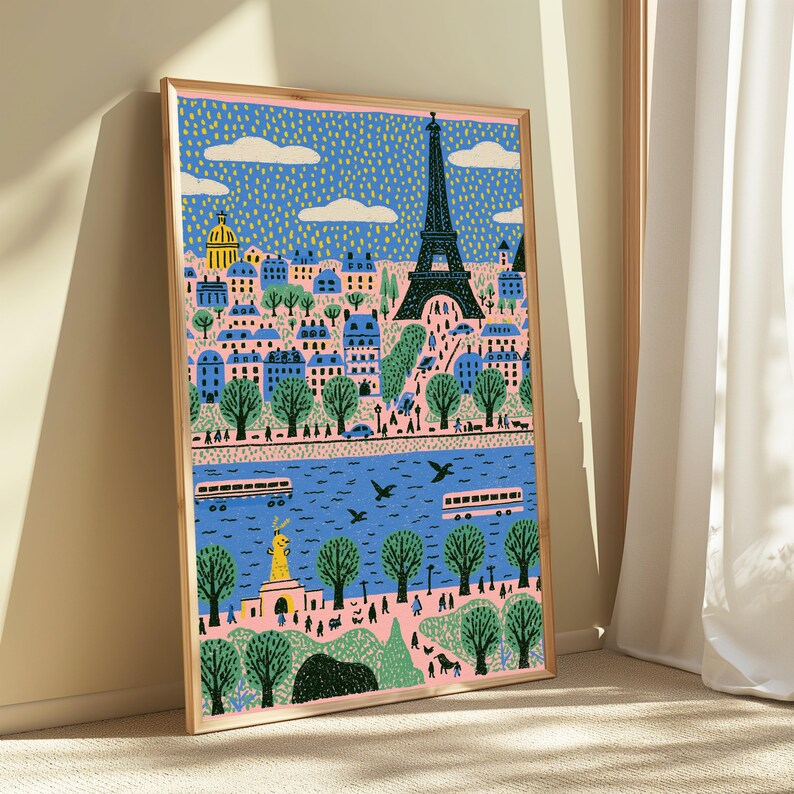 K&ouml;nnte beinhalten: Ein gerahmter Kunstdruck mit einer stilisierten Illustration der Pariser Stadtlandschaft. Die Szene zeigt den Eiffelturm, blaue Geb&auml;ude, gr&uuml;ne B&auml;ume und einen Fluss mit Booten vor einem gepunkteten blauen Himmel und einem zartrosa Boden.