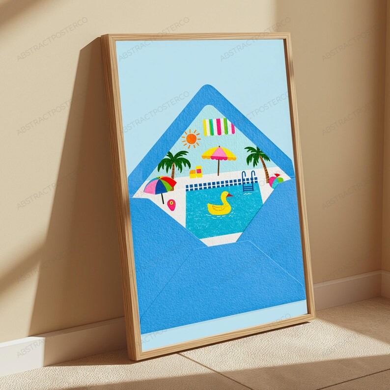 K&ouml;nnte beinhalten: Ein gerahmter vertikaler Kunstdruck, der einen blauen Umschlag mit ge&ouml;ffneter Klappe zeigt, welcher eine sommerliche Poolszenen enth&uuml;llt. Die Illustration enth&auml;lt eine gelbe Quietscheente in einem blauen Pool, Palmen und einen Sonnenschirm.
