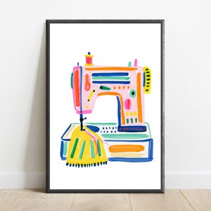 Pu&ograve; includere: Una stampa artistica incorniciata che presenta un'illustrazione colorata e pittorica di una macchina da cucire. La macchina &egrave; principalmente rosa chiaro con accenti audaci in giallo, blu, arancione e verde. Un tessuto giallo brillante &egrave; posizionato sotto l'ago.