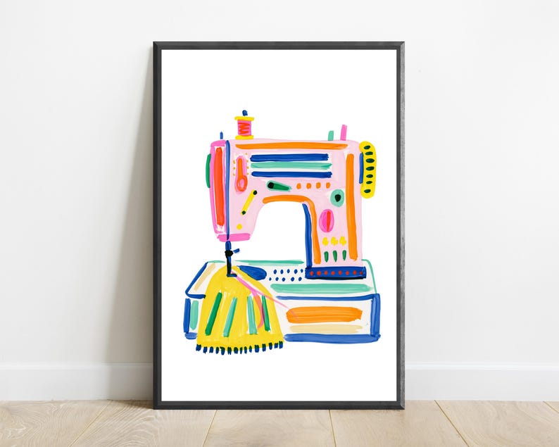 Pu&ograve; includere: Una stampa artistica incorniciata che presenta un'illustrazione colorata e pittorica di una macchina da cucire. La macchina &egrave; principalmente rosa chiaro con accenti audaci in giallo, blu, arancione e verde. Un tessuto giallo brillante &egrave; posizionato sotto l'ago.