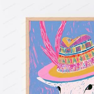 K&ouml;nnte beinhalten: Ein gerahmter Kunstdruck mit einer stilisierten Illustration eines Hutes mit einem lebendigen, mehrfarbigen geometrischen Muster in Rosa, Gelb, Blau und Orange vor einem hellblauen Hintergrund mit abstrakten vertikalen Pinselstrichen in Rosa.