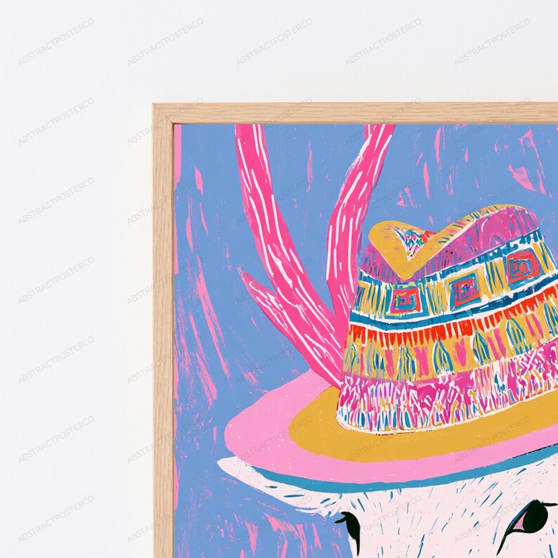 K&ouml;nnte beinhalten: Ein gerahmter Kunstdruck mit einer stilisierten Illustration eines Hutes mit einem lebendigen, mehrfarbigen geometrischen Muster in Rosa, Gelb, Blau und Orange vor einem hellblauen Hintergrund mit abstrakten vertikalen Pinselstrichen in Rosa.