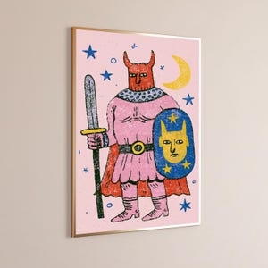 K&ouml;nnte beinhalten: Ein gerahmter Kunstdruck mit einer roten geh&ouml;rnten Figur in rosa R&uuml;stung, die ein graues Schwert und einen blauen Schild mit einem gelben Gesicht und Sternen h&auml;lt. Der Hintergrund ist hellrosa mit blauen Sternen und einer gelben Mondsichel.