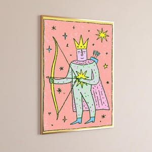 K&ouml;nnte beinhalten: Ein gerahmter, rechteckiger Wandkunstdruck mit einer stilisierten Figur, die eine gelbe Krone und einen Umhang tr&auml;gt und einen gelben Bogen mit Pfeil h&auml;lt. Die Figur ist hellgr&uuml;n vor einem strukturierten rosa Hintergrund mit Sternen.