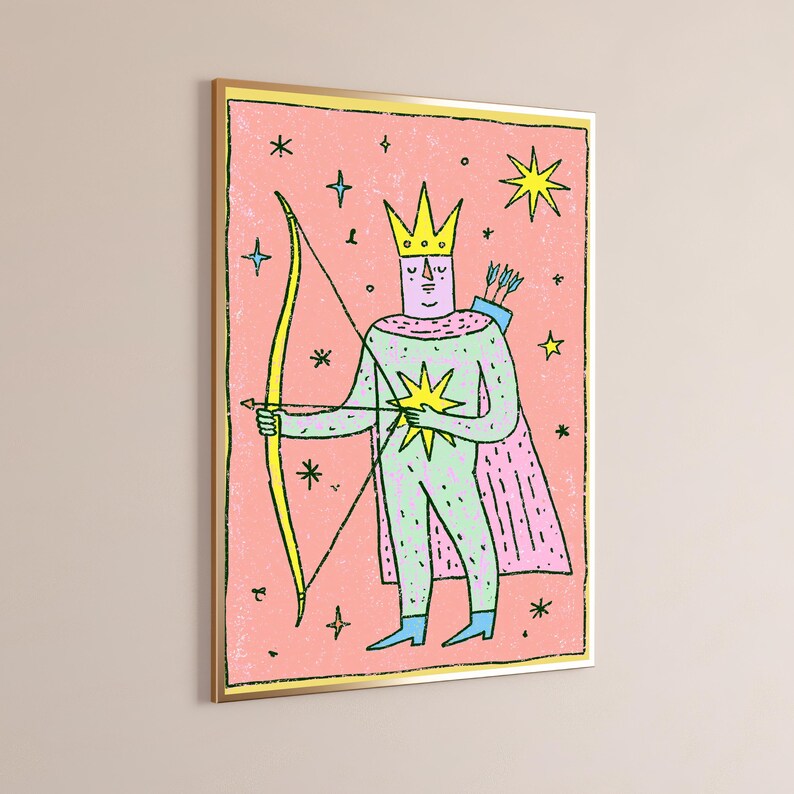 K&ouml;nnte beinhalten: Ein gerahmter, rechteckiger Wandkunstdruck mit einer stilisierten Figur, die eine gelbe Krone und einen Umhang tr&auml;gt und einen gelben Bogen mit Pfeil h&auml;lt. Die Figur ist hellgr&uuml;n vor einem strukturierten rosa Hintergrund mit Sternen.