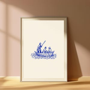 Puede incluir: Una l&aacute;mina de arte enmarcada con una ilustraci&oacute;n en tinta azul sobre fondo crema. La obra muestra a tres figuras en una peque&ntilde;a barca sobre el agua, con una persona de pie usando una p&eacute;rtiga larga mientras otras dos est&aacute;n sentadas con remos.