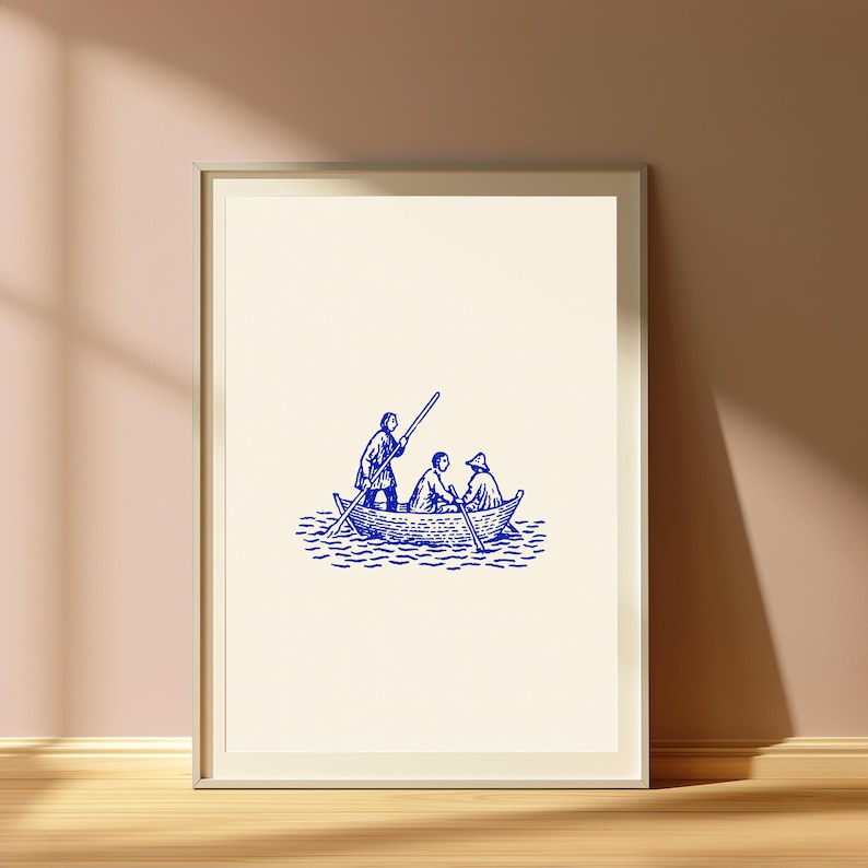Puede incluir: Una l&aacute;mina de arte enmarcada con una ilustraci&oacute;n en tinta azul sobre fondo crema. La obra muestra a tres figuras en una peque&ntilde;a barca sobre el agua, con una persona de pie usando una p&eacute;rtiga larga mientras otras dos est&aacute;n sentadas con remos.