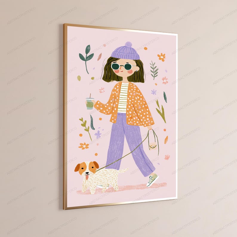 Peut inclure: Une impression d'art mural encadr&eacute;e sur fond rose clair repr&eacute;sentant une illustration stylis&eacute;e d'une personne portant un bonnet violet, des lunettes de soleil, un gilet orange &agrave; pois et un pantalon violet, tenant une boisson et promenant un chien.