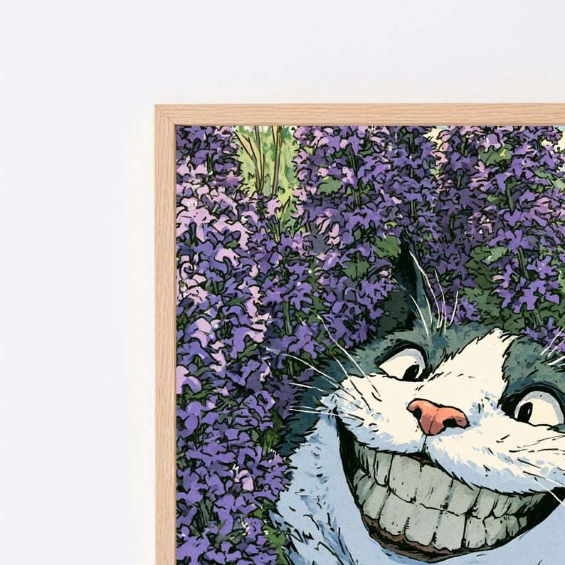 Peut inclure: Une illustration encadr&eacute;e montrant un gros plan d'un chat souriant au pelage noir et blanc, sur un fond dense de fleurs violettes &eacute;clatantes. Le chat a de grands yeux et un large sourire aux dents visibles, encadr&eacute; par une bordure en bois clair.