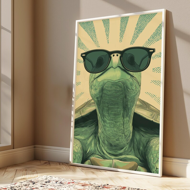 K&ouml;nnte beinhalten: Ein gerahmter Kunstdruck mit einer detaillierten Illustration einer gr&uuml;nen Schildkr&ouml;te, die eine schwarz umrandete Sonnenbrille tr&auml;gt. Die Schildkr&ouml;te ist vor einem hellgelben Hintergrund mit strahlenden gr&uuml;nen Linien im Rasterpunktmuster zentriert.