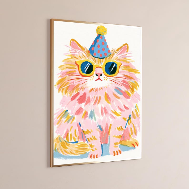 K&ouml;nnte beinhalten: Ein gerahmter Wandkunstdruck, der eine flauschige Katze mit langem rosa und gelbem Fell zeigt. Die Katze tr&auml;gt einen blauen Partyhut mit roten Punkten und eine Sonnenbrille mit gelbem Rand. Die Illustration zeigt sichtbare Pinselstriche.