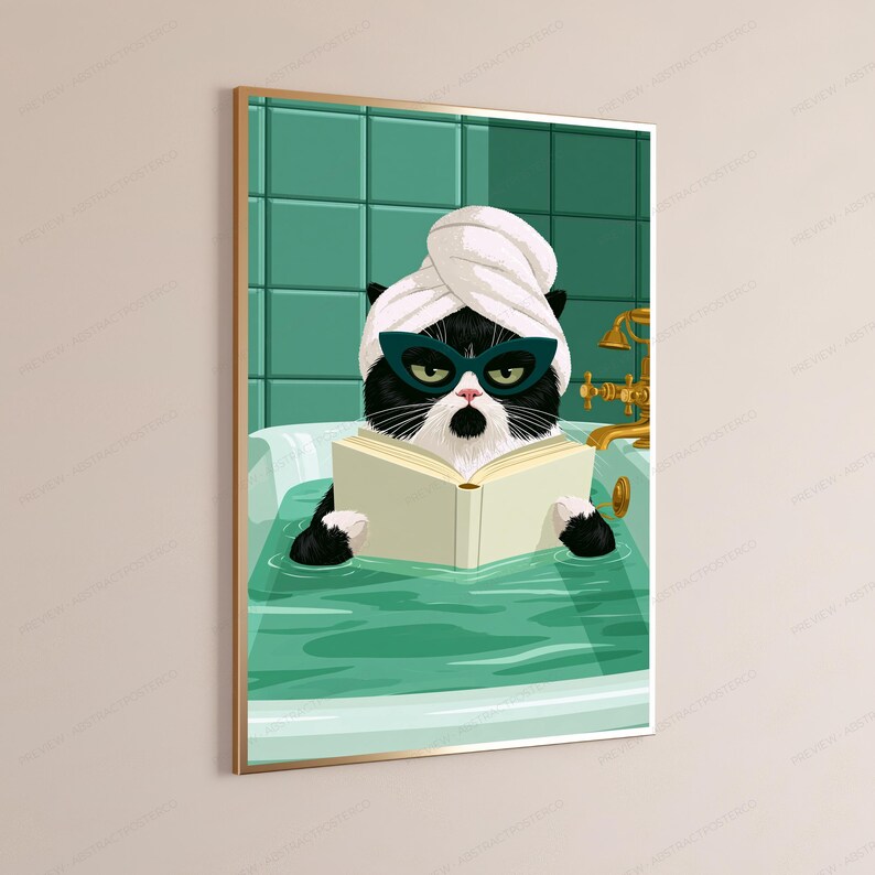 Pu&ograve; includere: Una stampa artistica da parete incorniciata raffigurante un gatto bianco e nero che indossa un asciugamano bianco sulla testa e occhiali a gatto verde scuro. Il gatto &egrave; seduto in una vasca da bagno piena d'acqua verde acqua, leggendo un libro aperto con pagine color crema.