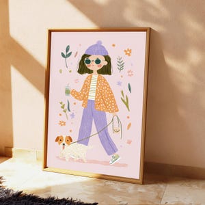 Pode incluir: Uma impress&atilde;o art&iacute;stica emoldurada sobre um fundo rosa claro, apresentando uma pessoa com gorro roxo, &oacute;culos de sol, camisa listrada branca e verde, jaqueta laranja de bolinhas e cal&ccedil;as roxas, passeando com um pequeno c&atilde;o branco e marrom.
