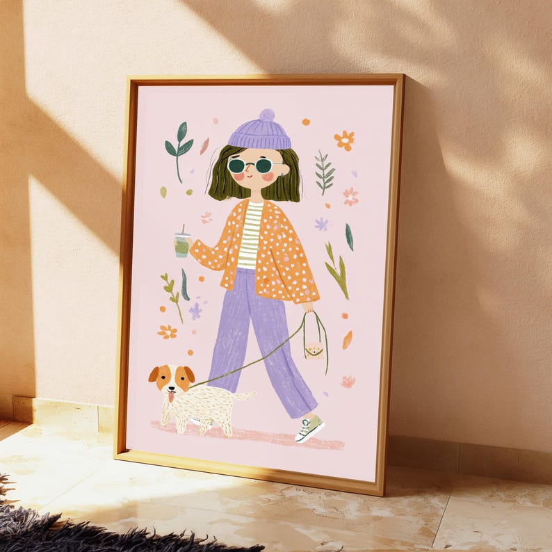 Pode incluir: Uma impress&atilde;o art&iacute;stica emoldurada sobre um fundo rosa claro, apresentando uma pessoa com gorro roxo, &oacute;culos de sol, camisa listrada branca e verde, jaqueta laranja de bolinhas e cal&ccedil;as roxas, passeando com um pequeno c&atilde;o branco e marrom.