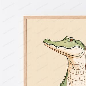 Puede incluir: Una impresi&oacute;n de arte mural enmarcada que presenta una ilustraci&oacute;n estilizada de la cabeza y el cuello de un cocodrilo verde sobre un fondo beige claro. El cocodrilo est&aacute; representado con contornos oscuros, textura y un marco de madera clara.