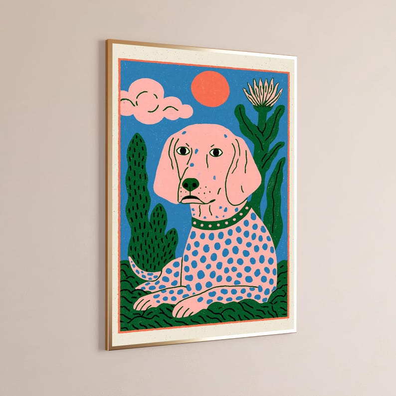 K&ouml;nnte beinhalten: Ein gerahmter Wandkunstdruck, der einen rosa Hund mit blauen Punkten und einem gr&uuml;nen Halsband zeigt. Der Hund ist vor einem blauen Hintergrund mit einer roten Sonne, einer rosa Wolke und gr&uuml;nen Pflanzen dargestellt. Das Bild nutzt kr&auml;ftige Linien.