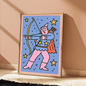Puede incluir: Una l&aacute;mina art&iacute;stica enmarcada con una ilustraci&oacute;n estilizada de un arquero con sombrero puntiagudo y capa, apuntando con arco y flecha sobre un fondo azul lleno de estrellas amarillas. El arquero tiene piel rosada, viste una t&uacute;nica azul con estrellas amarillas y pantalones y botas rosas.