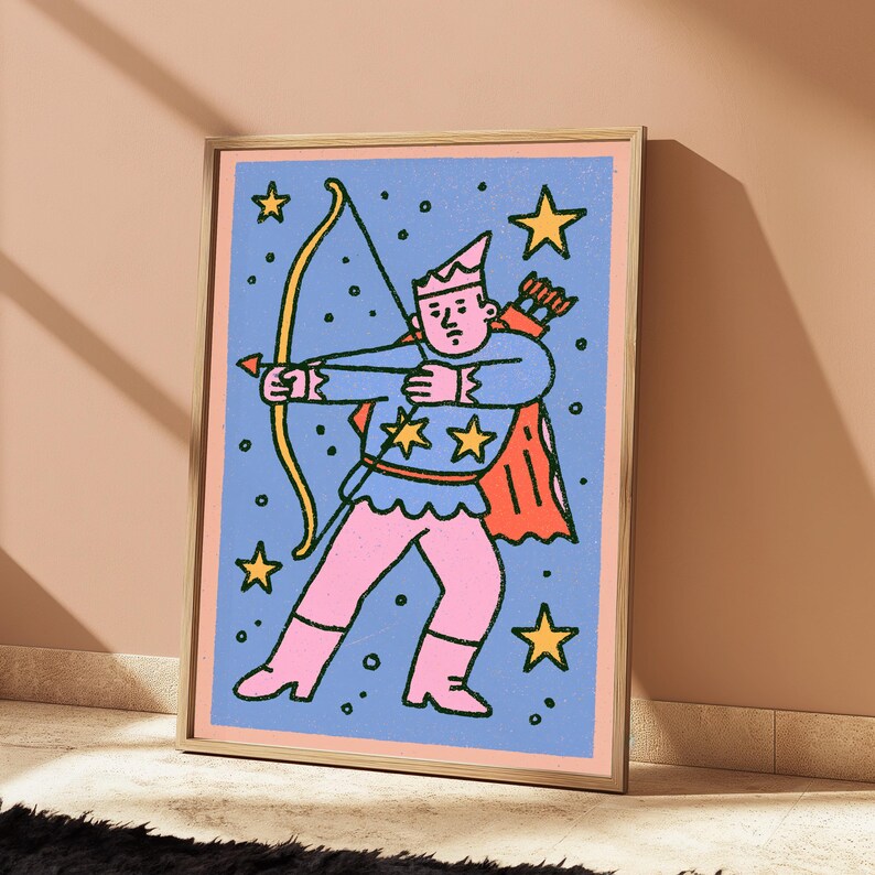 Puede incluir: Una l&aacute;mina art&iacute;stica enmarcada con una ilustraci&oacute;n estilizada de un arquero con sombrero puntiagudo y capa, apuntando con arco y flecha sobre un fondo azul lleno de estrellas amarillas. El arquero tiene piel rosada, viste una t&uacute;nica azul con estrellas amarillas y pantalones y botas rosas.