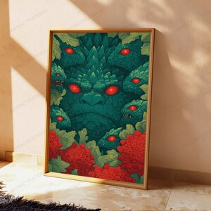 K&ouml;nnte beinhalten: Ein gerahmter, rechteckiger Wandkunstdruck mit einer zentralen, dunkelgr&uuml;nen Kreatur mit leuchtend roten Augen, umgeben von kleineren reptilienartigen K&ouml;pfen und leuchtend roten floralen Elementen. Das Kunstwerk zeigt eine dichte, texturierte Komposition.