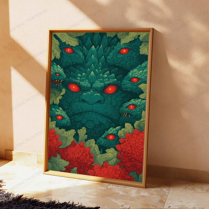 K&ouml;nnte beinhalten: Ein gerahmter, rechteckiger Wandkunstdruck mit einer zentralen, dunkelgr&uuml;nen Kreatur mit leuchtend roten Augen, umgeben von kleineren reptilienartigen K&ouml;pfen und leuchtend roten floralen Elementen. Das Kunstwerk zeigt eine dichte, texturierte Komposition.