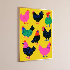 Puede incluir: Una l&aacute;mina de arte enmarcada con un fondo amarillo brillante que muestra ocho pollos estilizados de varios colores, incluyendo rosa, negro, verde y azul. Cada pollo tiene un patr&oacute;n distinto y una cresta roja, dispuestos en una cuadr&iacute;cula.