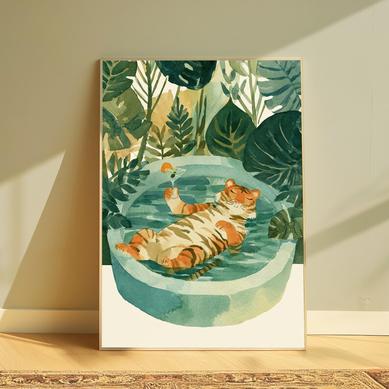 Peut inclure: Une impression d'art verticale pr&eacute;sentant une illustration &agrave; l'aquarelle d'un tigre aux rayures orange et noires flottant sur le dos dans une piscine ronde bleu clair. Le tigre tient un petit verre &agrave; cocktail avec une tranche d'orange. Des feuilles tropicales vert luxuriant entourent la piscine.