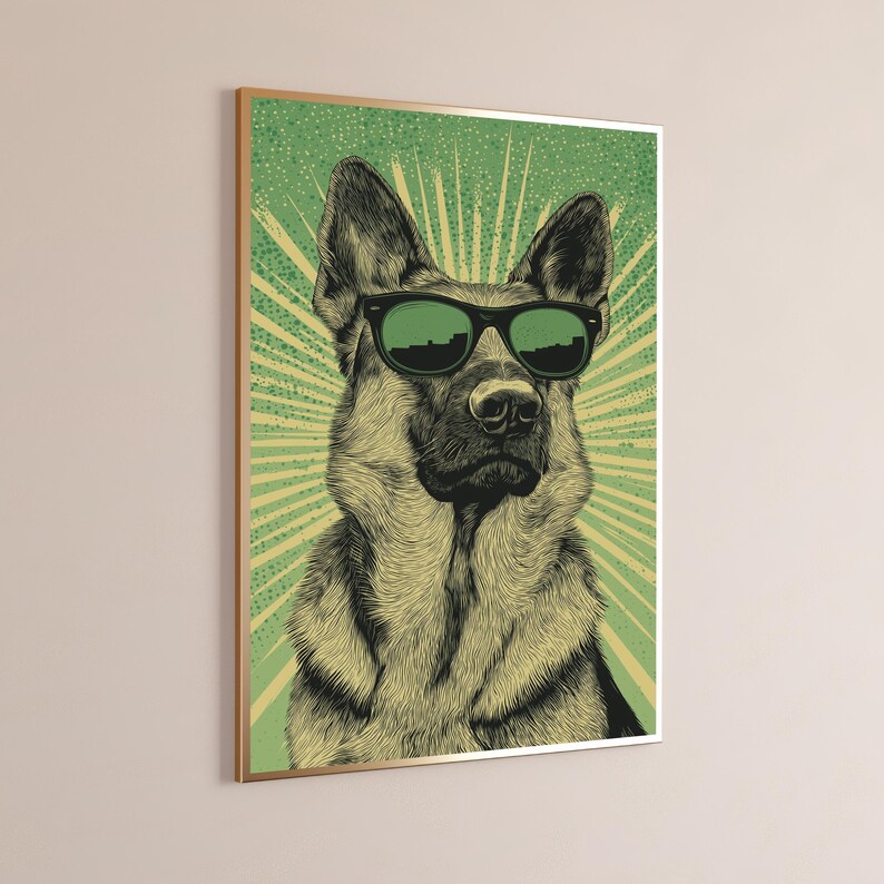 K&ouml;nnte beinhalten: Ein gerahmter Kunstdruck mit einer detaillierten Illustration eines Deutschen Sch&auml;ferhundes, der eine schwarze Sonnenbrille tr&auml;gt. Der Hund ist vor einem gr&uuml;nen Hintergrund mit einem strahlenf&ouml;rmigen Muster in Gelbgr&uuml;n zentriert.