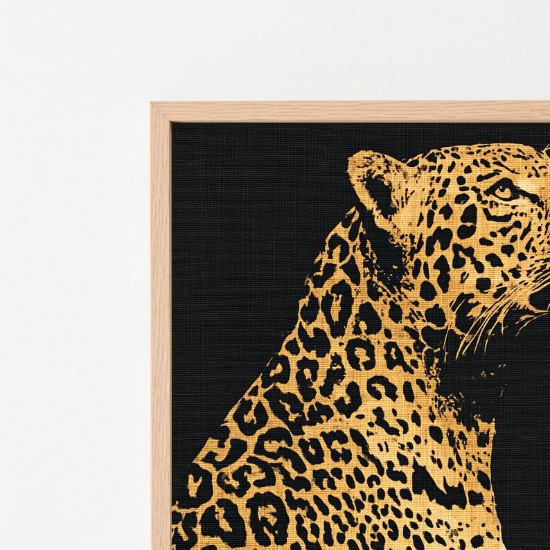 Peut inclure: Une &oelig;uvre d'art murale encadr&eacute;e repr&eacute;sentant un l&eacute;opard dor&eacute; avec des taches noires sur un fond noir uni. Le l&eacute;opard est repr&eacute;sent&eacute; de profil, tourn&eacute; vers la droite, avec un aspect textur&eacute;. L'&oelig;uvre est ins&eacute;r&eacute;e dans un cadre en bois clair.